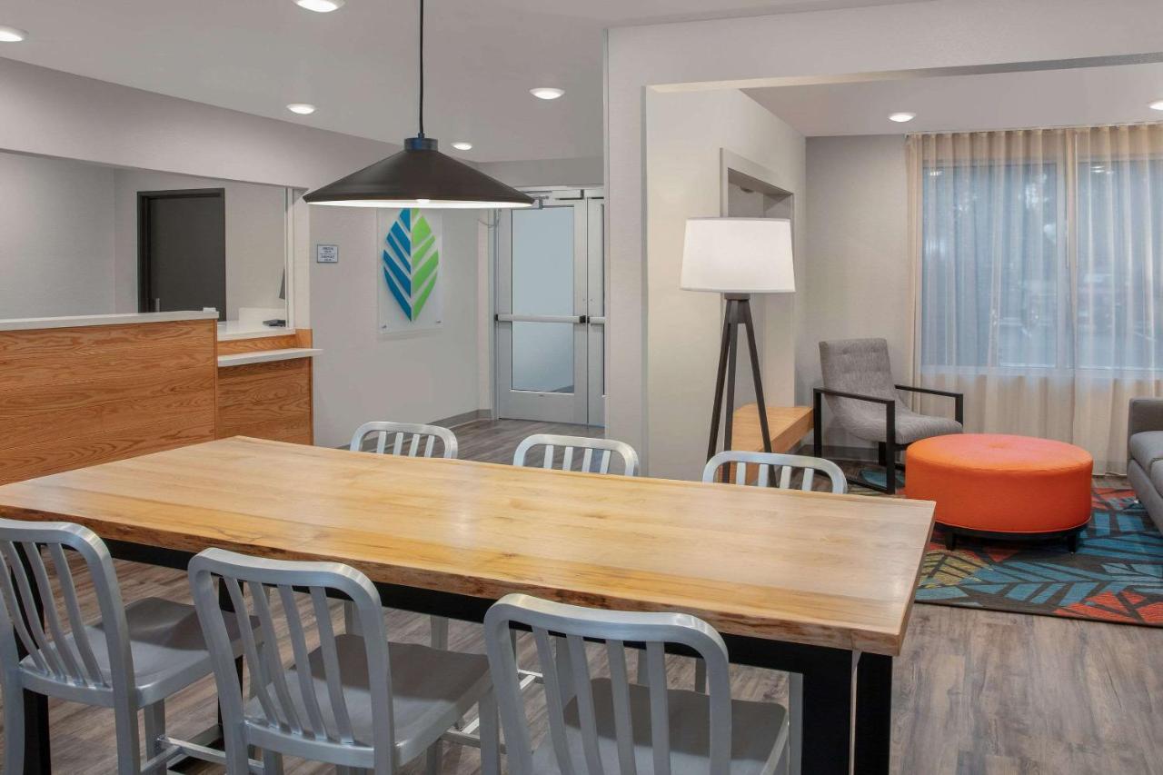 Woodsping Suites Washington Dc East Arena Drive Lake Arbor Extérieur photo